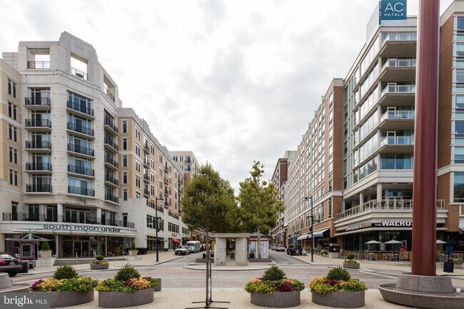 Building Photo - 155 Potomac Passage