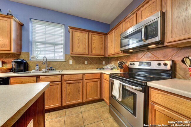 Building Photo - 3 Bedroom/2.5 Bathroom Home Located in Bentwood Ranch