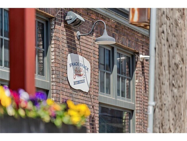 Building Photo - 618 N Washington Ave