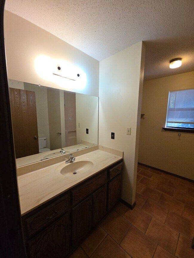 Building Photo - 1022 N Parker Rd