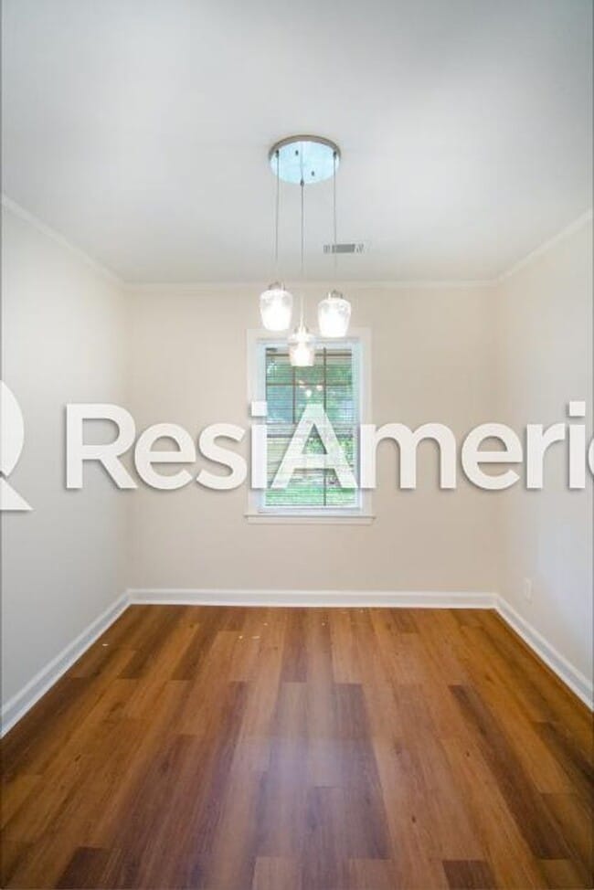 Building Photo - Newly Renovated 4 Bedroom home in Grahamwood!