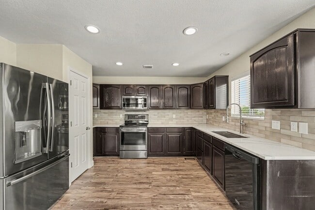 Building Photo - Fantastic Home in the Desirable Sterling Hills Neighborhood