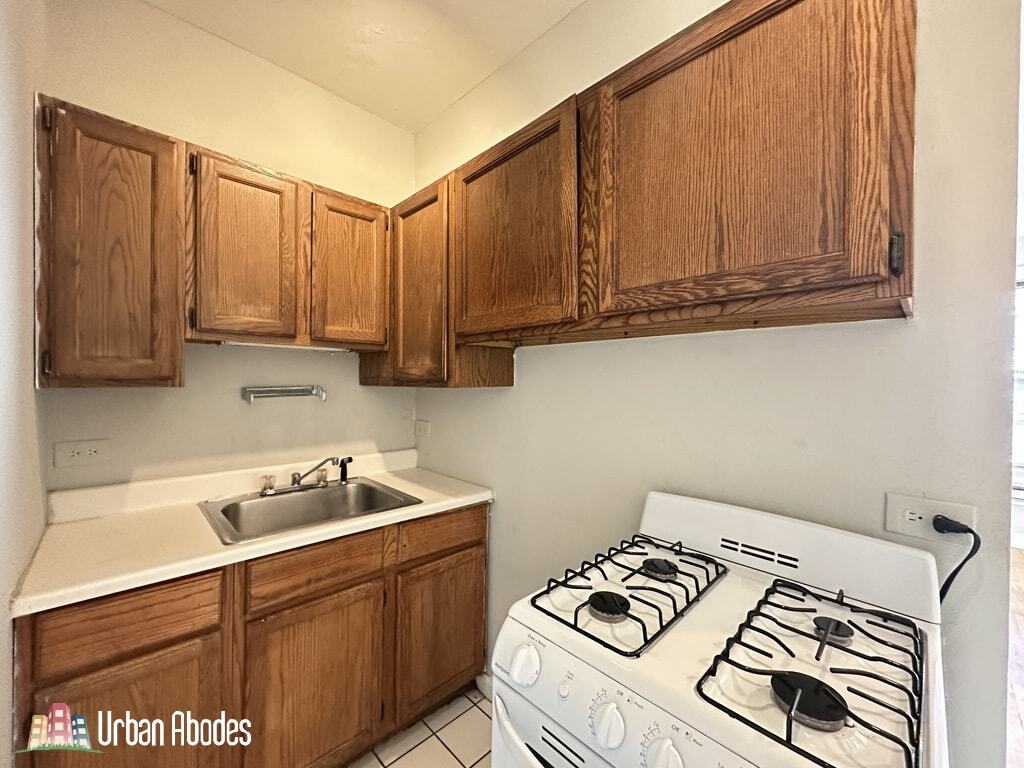 Building Photo - 515 W Melrose St