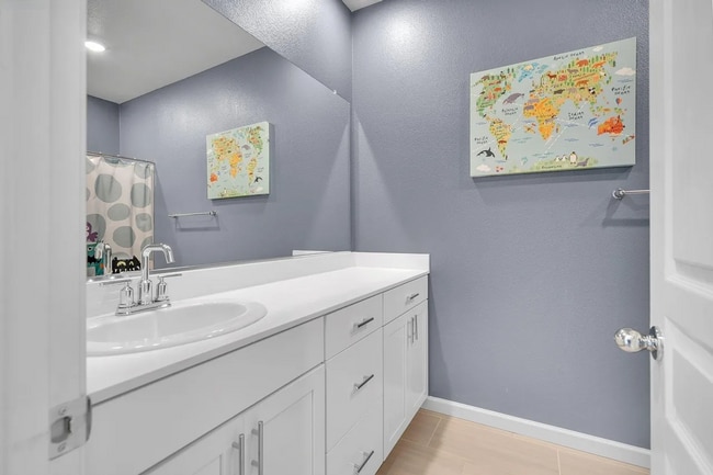 Building Photo - Beautiful Energy Efficient Hayward Townhome w/ Modern Updates