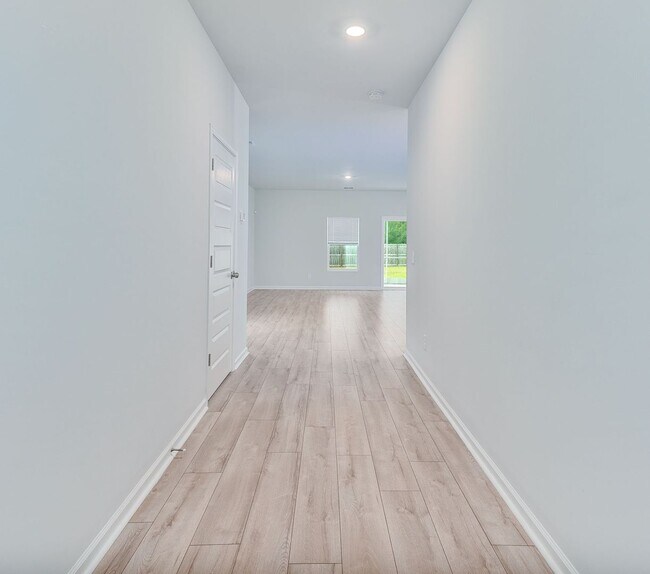 Building Photo - Bright & Spacious Living in Charleston’s Grand Bees!