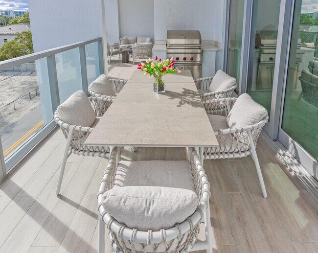 Building Photo - 485 E Royal Palm Rd