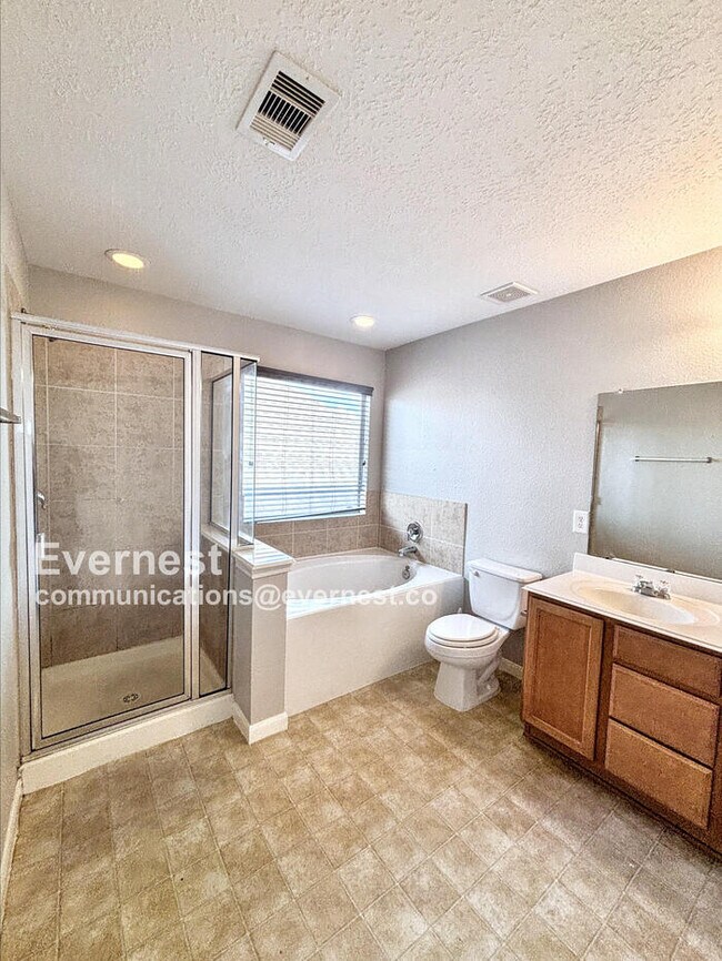 Building Photo - 10618 Kentington Oak Dr