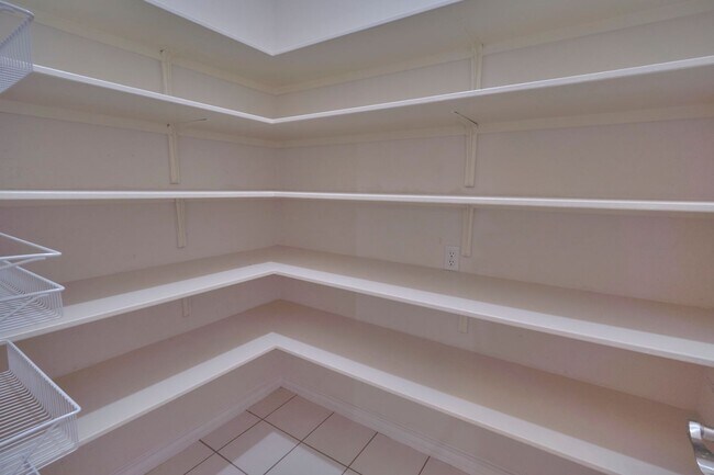 Building Photo - Mission Ridge beauty-4 bedroom 3 1/2 bath-...