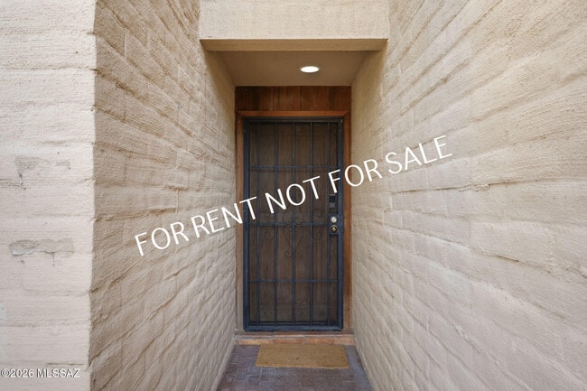 Building Photo - 2824 E Sierra Vista Rd