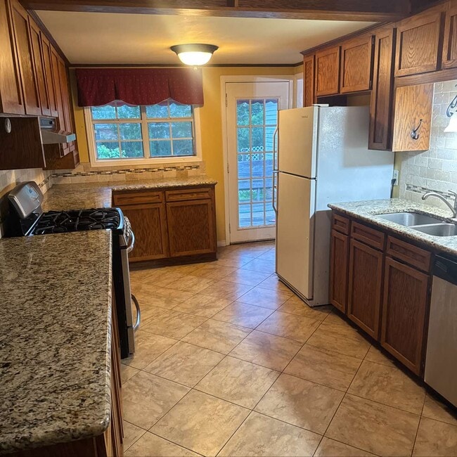 Building Photo - 209 N Pinecrest Dr