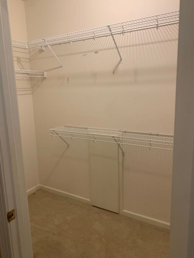 Building Photo - Spacious Townhome close to downtown Auburn...