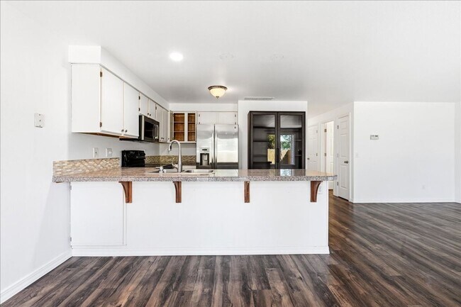 Building Photo - 3 Bedroom 2.5 Bathroom Townhouse in Southeast Boise