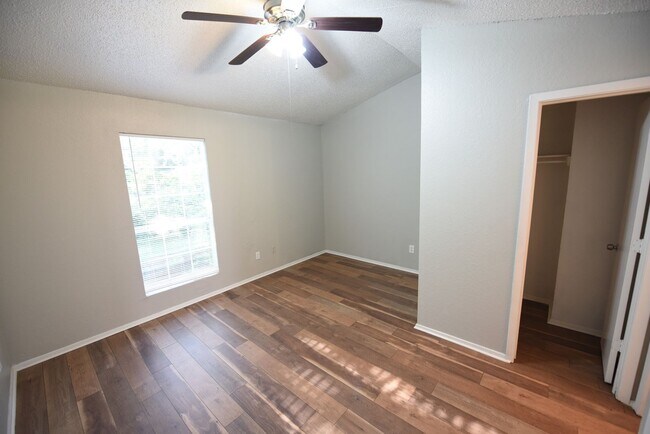 Building Photo - Spacious 2 story town home with fenced yard!