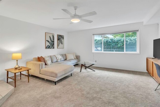 Building Photo - 17052 Bernardo Oaks Dr