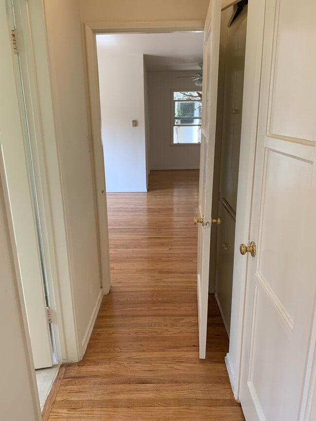 Building Photo - 408 N Doheny Dr