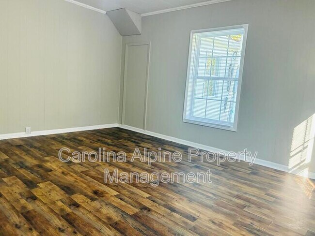 Building Photo - 110 Martin St