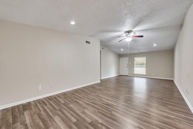 Building Photo - 345 Fieldside Dr