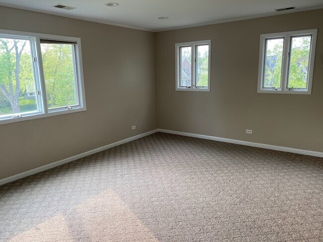 Building Photo - 1221 N Chicago Ave