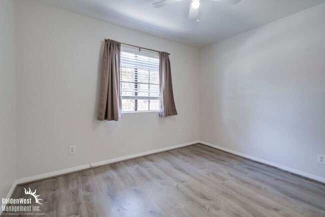 Building Photo - Updated 2Bdm 2Ba Condo in Windsor Chalet C...