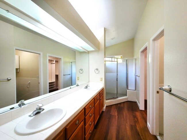 Building Photo - Beautifully Updated 3 Bedroom 2 Bath Updat...