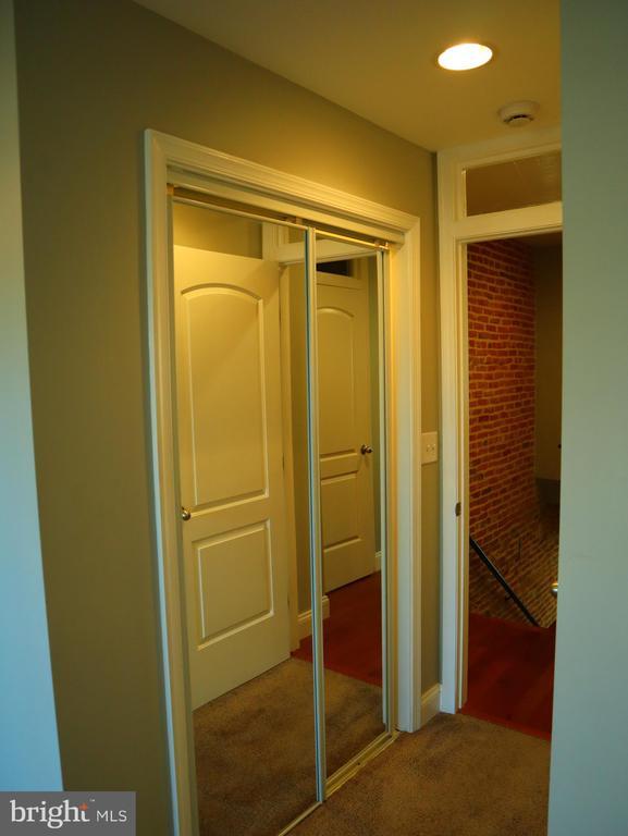 Building Photo - 926 S Curley St