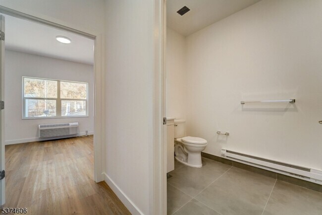 Building Photo - 48 Chadwick St