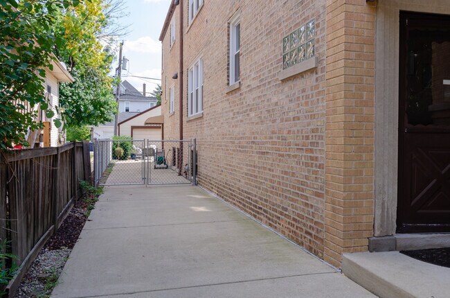 Building Photo - 1014 S Oak Park Ave