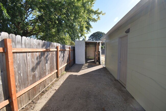 Building Photo - Spacious Corner lot home