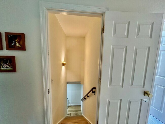 Building Photo - Spacious 5 Bed 3 Bath Home with In-Law Suite and huge yard in Olympic Hills