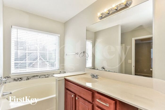 Building Photo - 811 Royal Oaks Dr