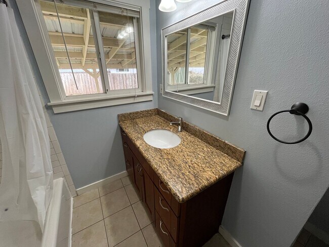 Building Photo - Charming 2 Bed 1 Ba House in Gladstone - Garage, Washer and Dryer, Landscaping Including!