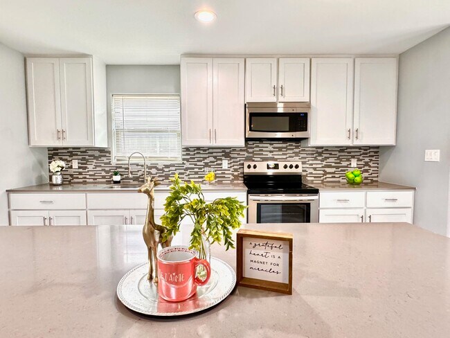 Building Photo - 1009 La Muralla St