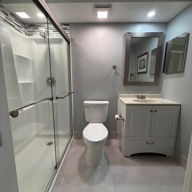 Building Photo - 728 Normandy Ln