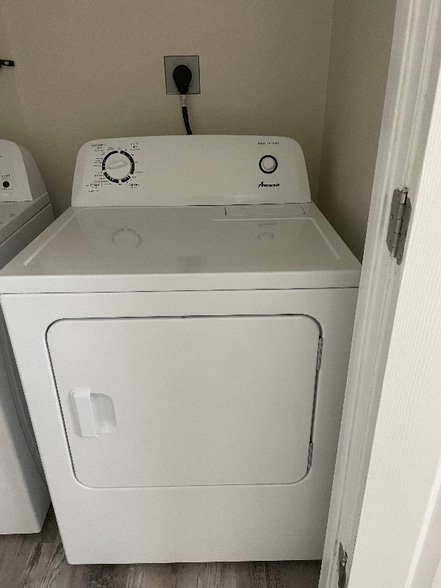 Building Photo - 755 River Rd