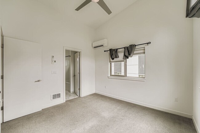 Building Photo - Modern 2-Bed, 2-Bath Townhome with Air-Conditioning in Rainier Beach