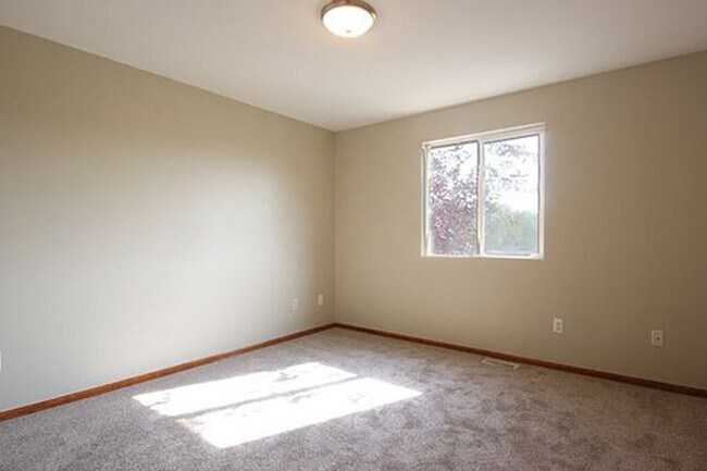 Building Photo - 730 Ponderosa Dr