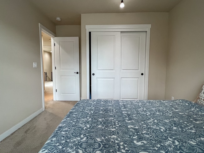 Building Photo - Enjoyable 4-Bed, 2.5-Bath Corner Lot Home in High-Tech Area!