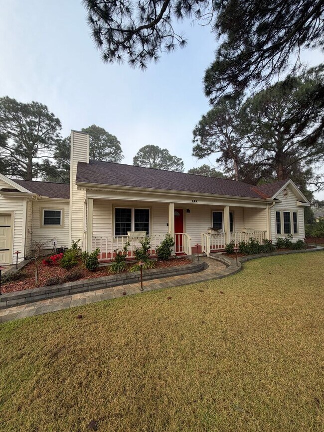 Building Photo - Newly Renovated 3 bedroom home in the heart of Miramar Beach!