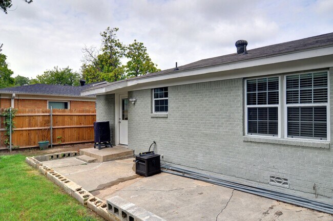 Building Photo - 5421 Fursman Ave