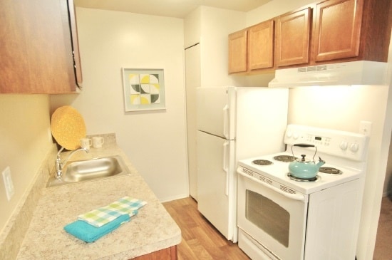 Building Photo - Village Oaks Apartments