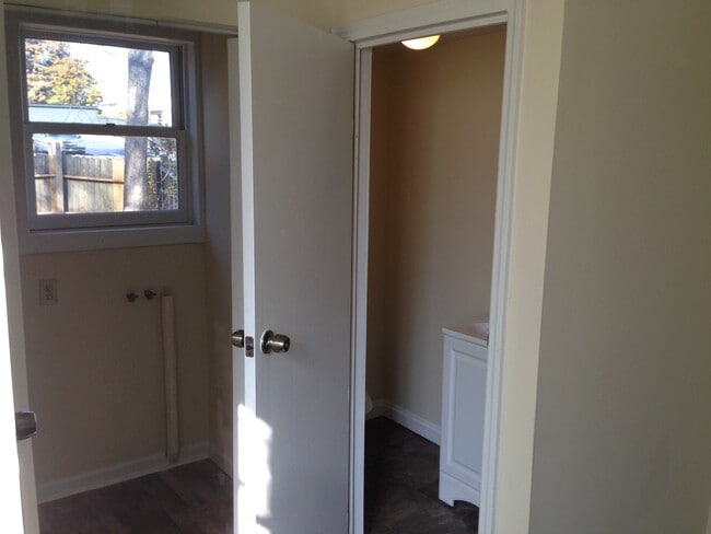 Building Photo - 206 Byron Hurst St