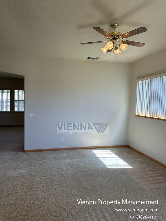 Building Photo - Gorgeous Lincoln Home in Great Neighborhood!