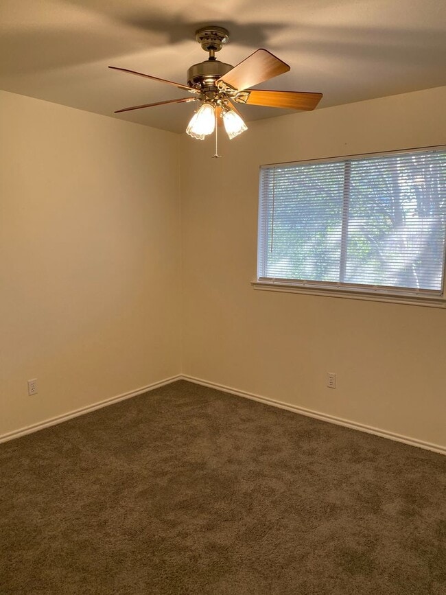 Building Photo - CUTE 3 BEDROOM IN SPRING CREEK FOREST*NEIS...