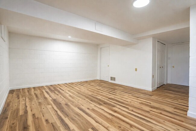Building Photo - 1608 E Routt Ave