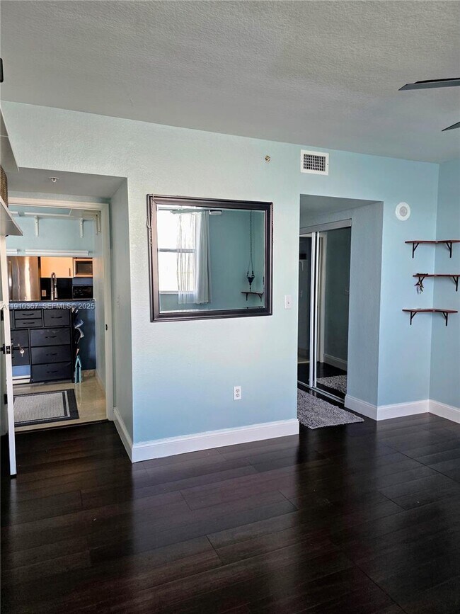 Building Photo - 1625 Kennedy Cswy