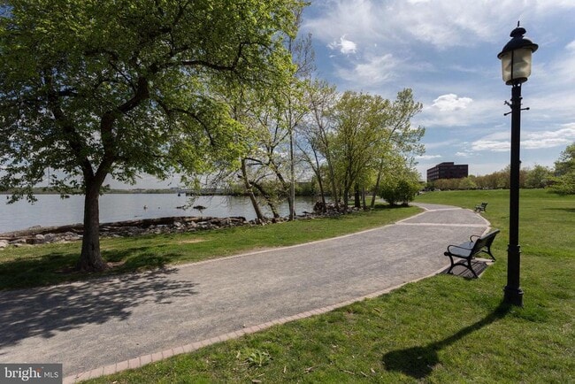 Building Photo - 910 Powhatan St