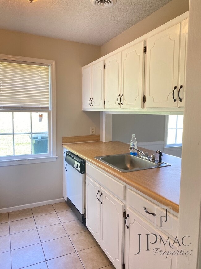 Building Photo - 18 Simmons Ct