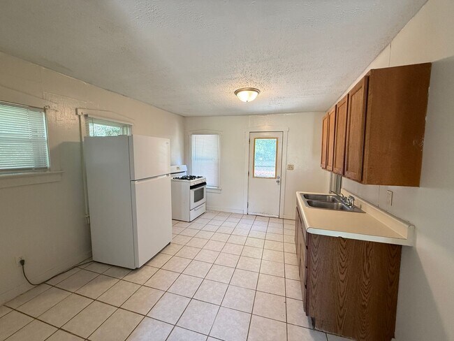 Building Photo - 2-Bedroom Single-Family Home in Vandercook Lake