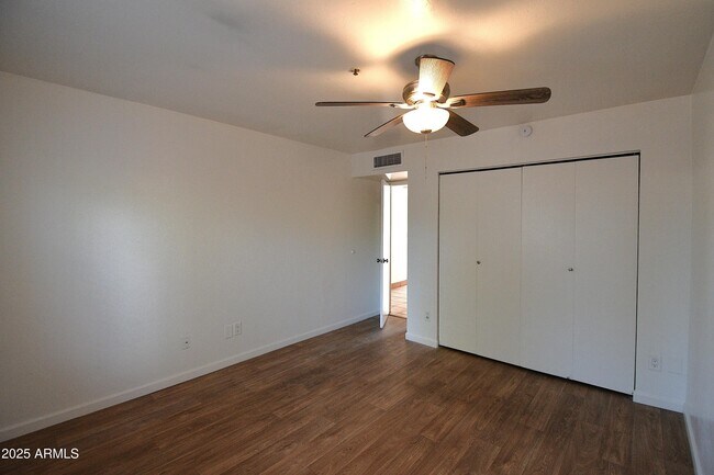 Building Photo - 1448 W Kilburn St