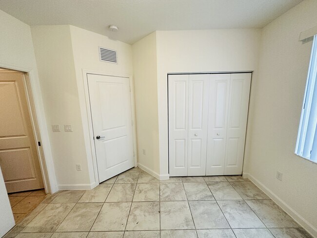Building Photo - 346 NE 208th Terrace